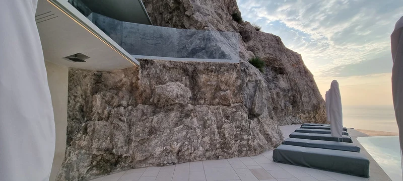 Rocher polyester extérieur habillage falaise autour piscine – Monaco