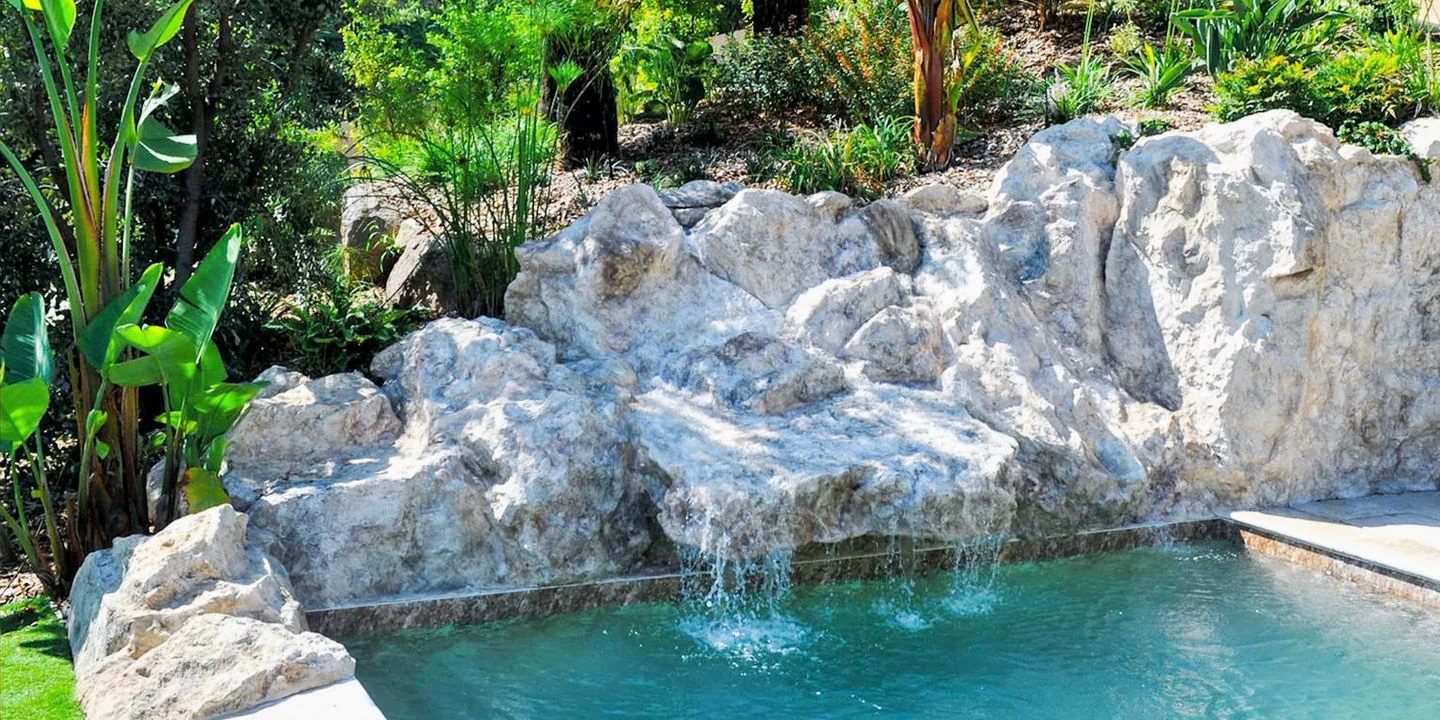 Cascade artificielle faux rocher piscine polyester – habillage piscine rocher Ajaccio Corse