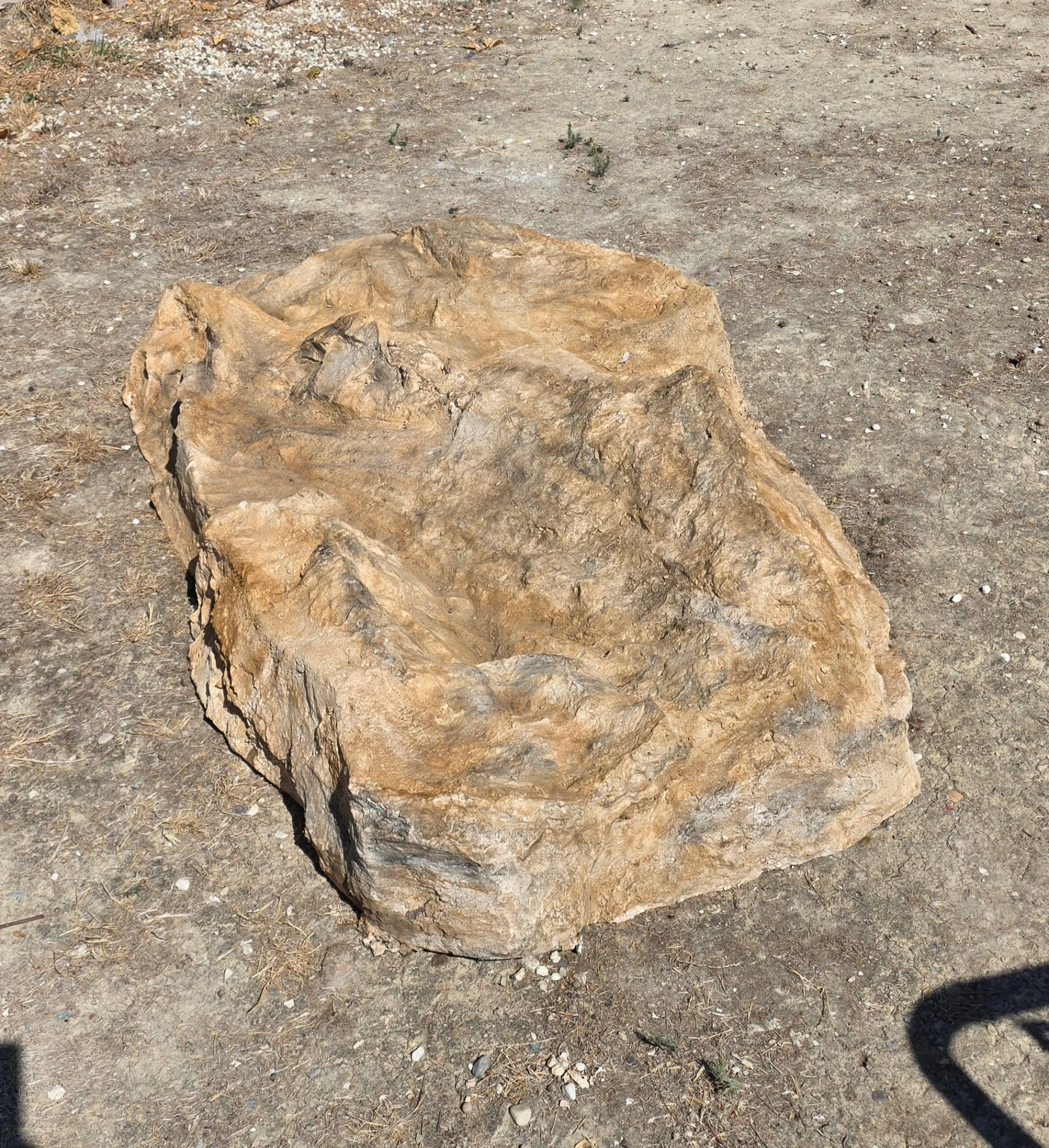 Bloc rocheux polyester réf. 2502 vu de côté, épaisseur et arêtes du rocher artificiel