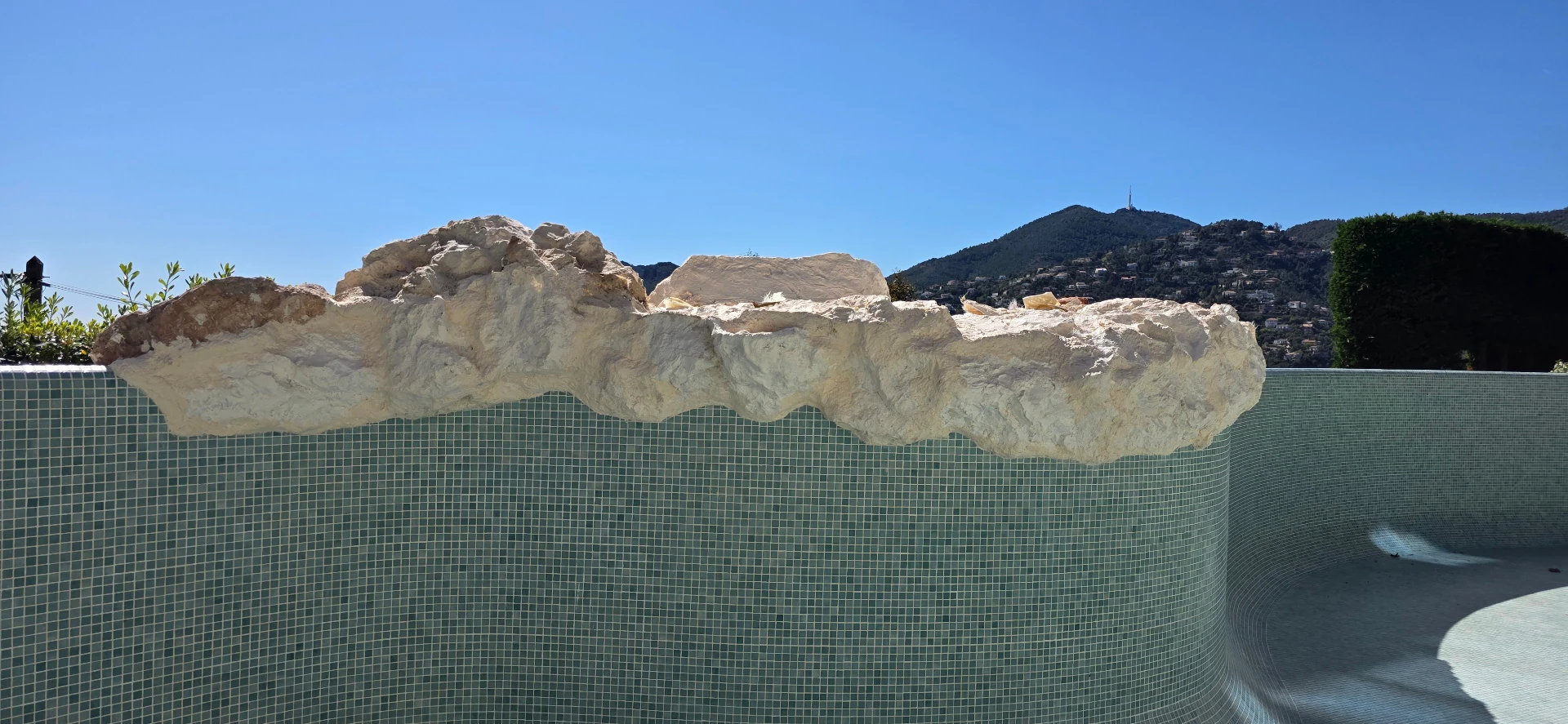 Faux rochers décoratifs : polyester armé ou béton projeté ? Comparatif technique – article du blog Poly Rock Concept sur les faux rochers et décors rocheux décoratifs