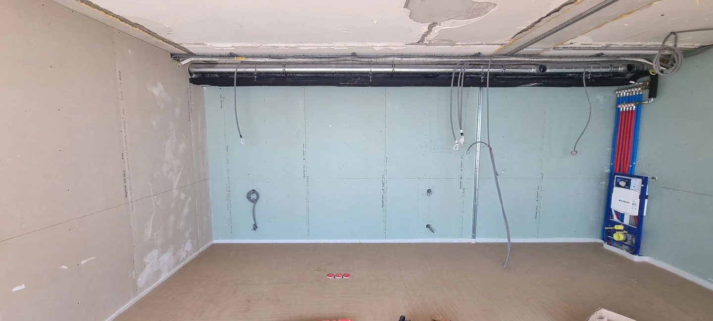 Habillage mur béton placo – avant décor rocher polyester Cannes