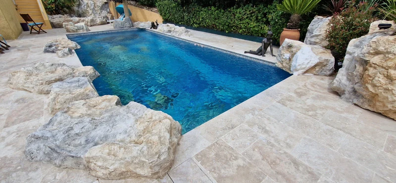 Faux rocher piscine décor roche naturelle – St Tropez