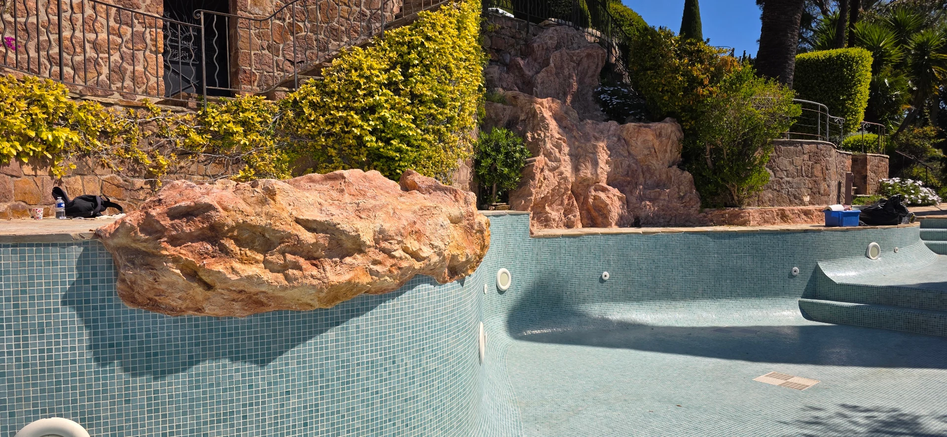 Faux rochers piscine patinés ton ocre Estérel – rocher polyester décoratif imitation roche naturelle Côte d'Azur