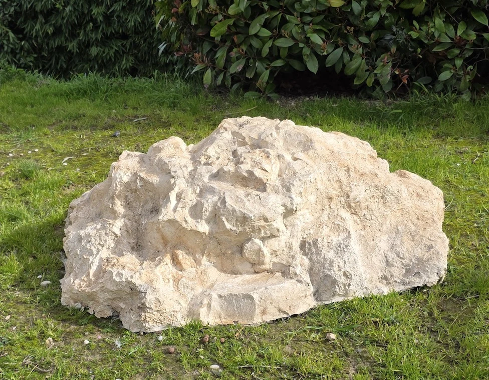 Bloc rocheux polyester réf. 2503 en situation extérieure, rocher décoratif beige 110 × 90 × 35 cm