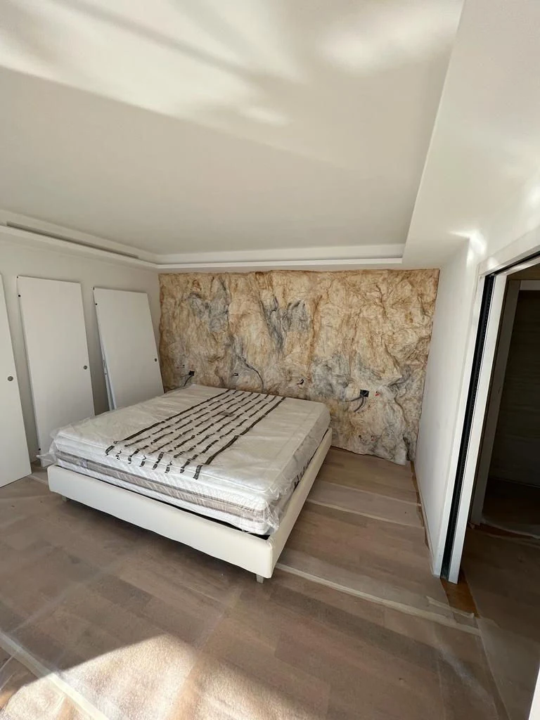 Rocher décoratif mur chambre – détail imitation roche polyester