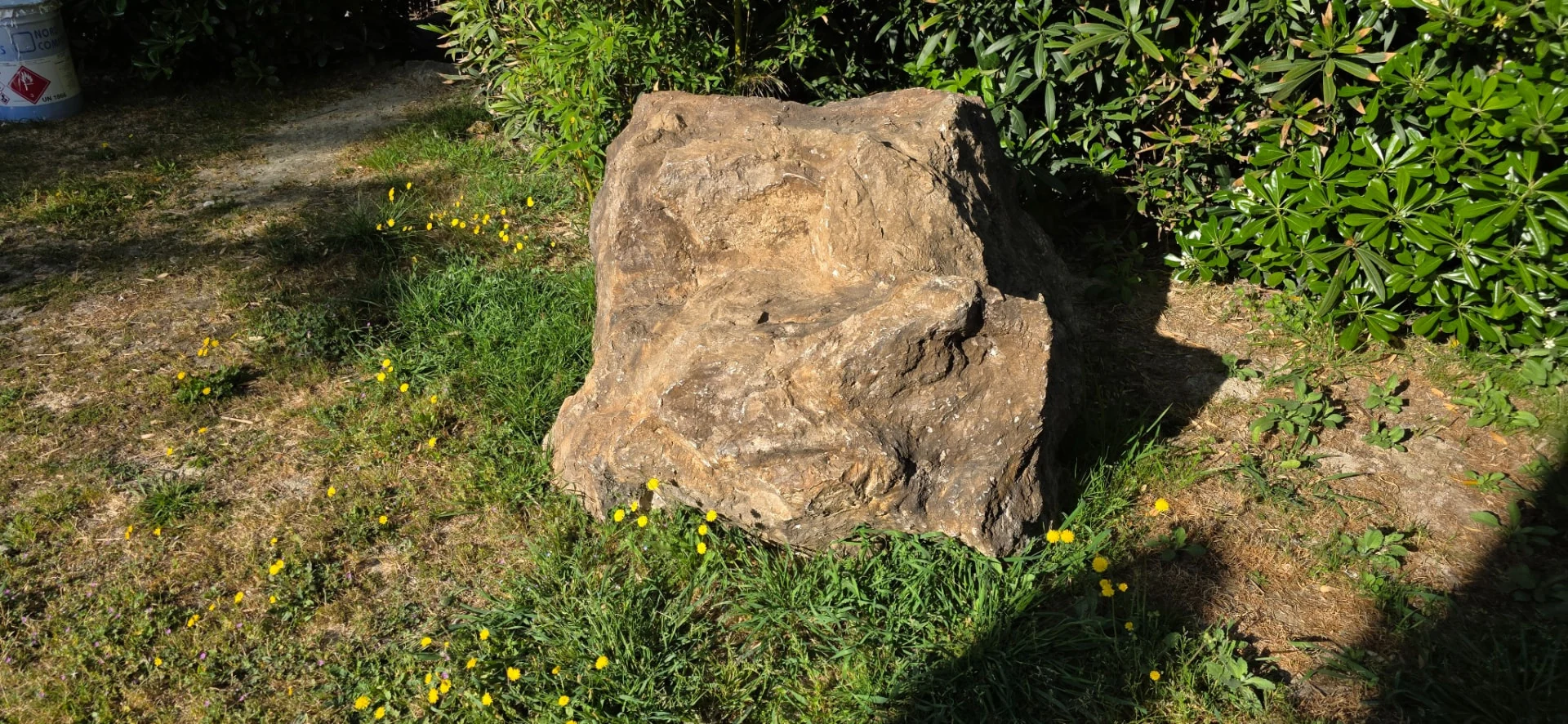 Bloc rocheux polyester réf. 2506 avec une patine ocre brune, relief et volume du rocher