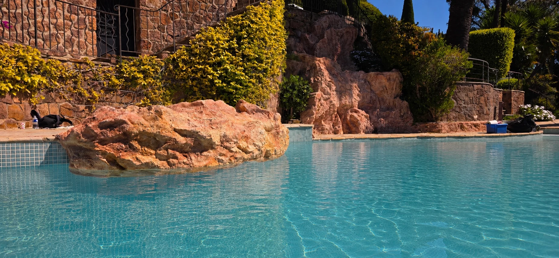 Faux rochers de piscine en polyester – décor rocheux sur mesure résultat final bord de piscine Côte d'Azur
