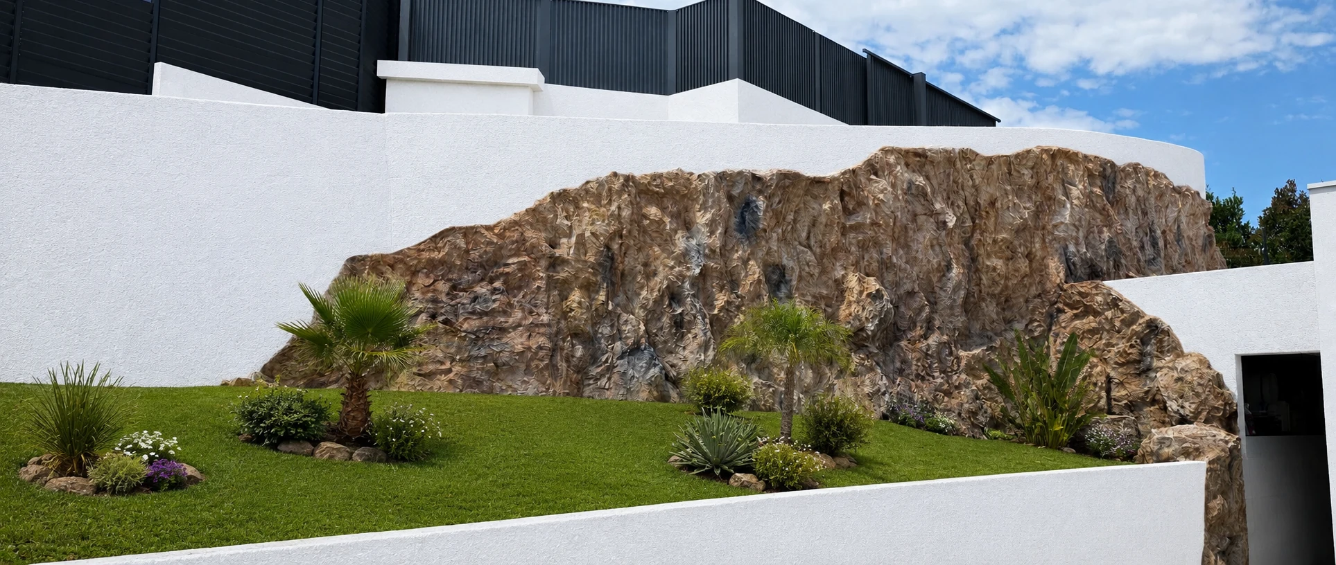 Habillage de mur béton en faux rocher polyester – résultat final paroi rocheuse imitation pierre naturelle jardin paysager PACA