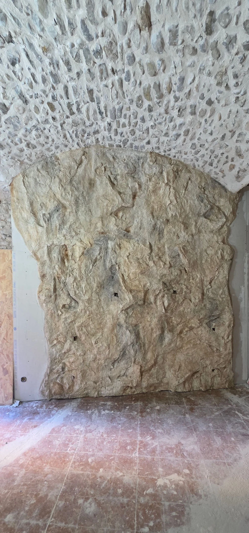 Faux rocher décor mural sur mesure – rocher artificiel intérieur Menton