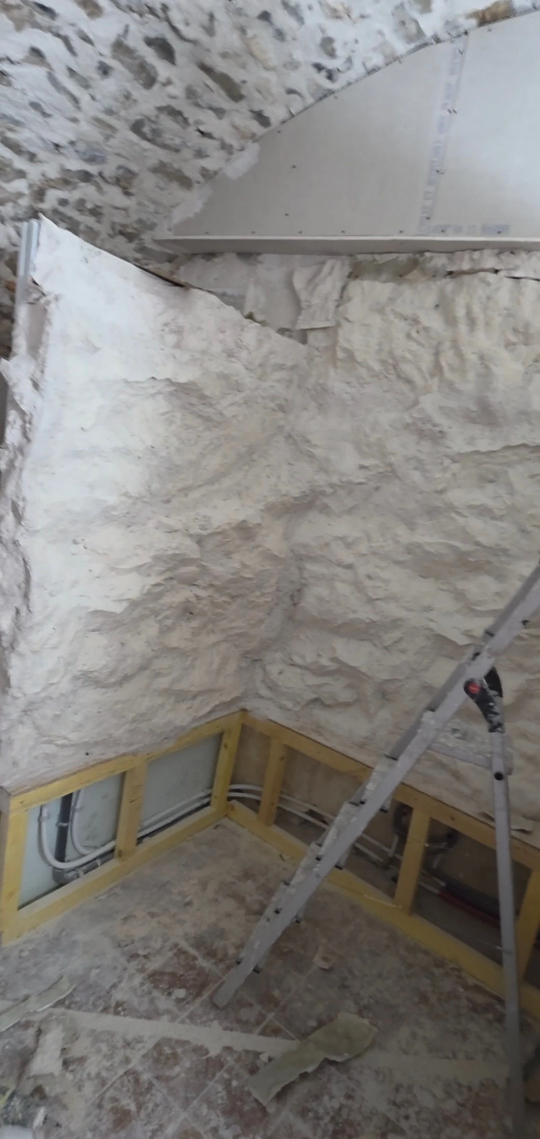 Salle de bain troglodyte – mur imitation roche en rocher décoratif polyester