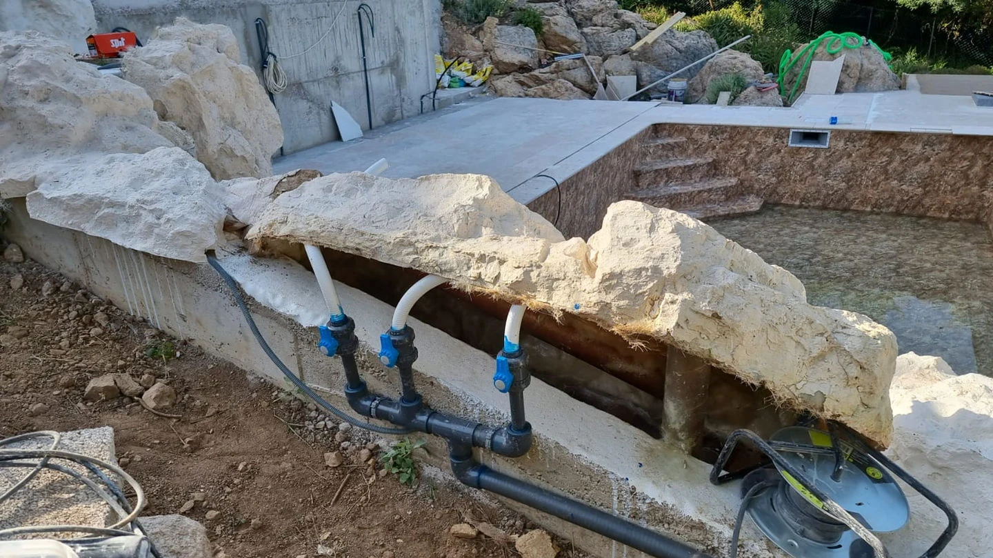 Cache local technique piscine – cacher pompe piscine faux rocher Ajaccio