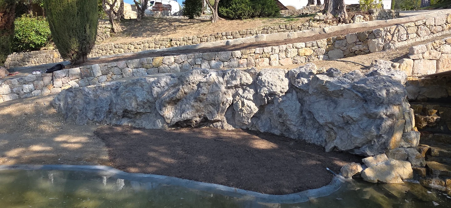 Habillage mur béton en faux rochers décoratifs polyester – mur decoratif exterieur roche Biot