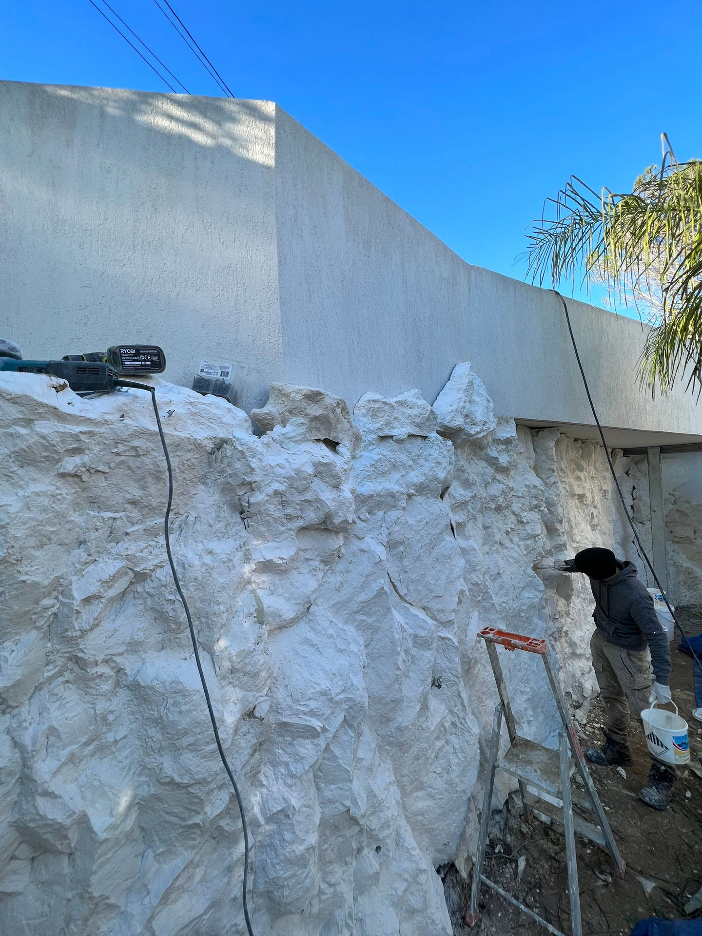 Faux rocher extérieur – pose panneau polyester habillage mur béton