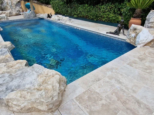 Faux rocher ou pierre naturelle : que choisir pour votre aménagement ? – article du blog Poly Rock Concept sur les faux rochers et décors rocheux décoratifs