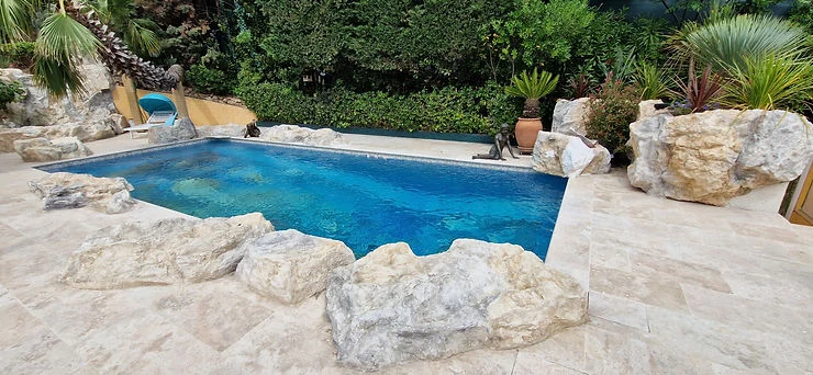 Cache technique piscine faux rocher polyester