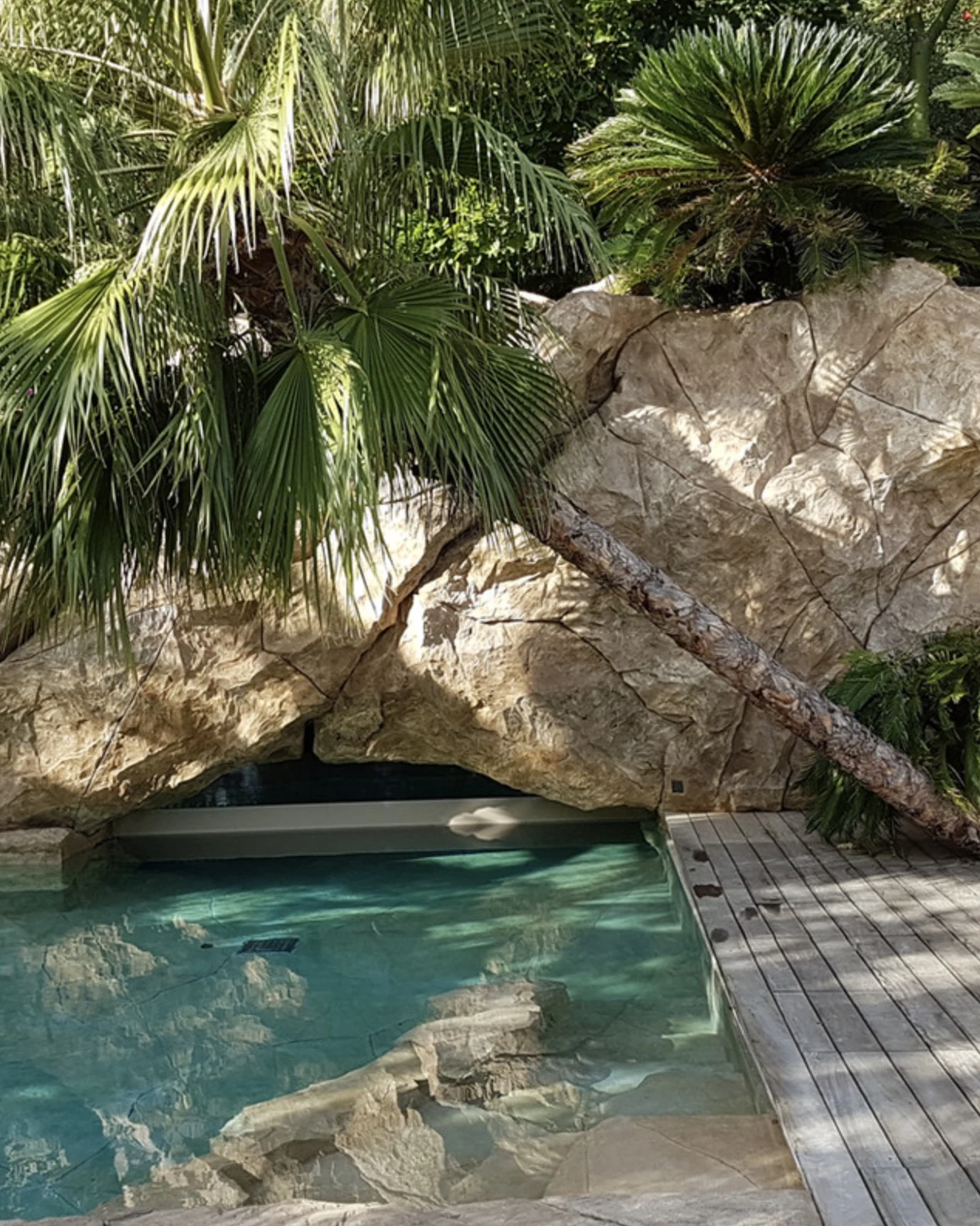 Habillage Piscine – Faux rocher piscine, rocher piscine décoratif, cache technique piscine, habillage piscine rocher, déco piscine haut de gamme