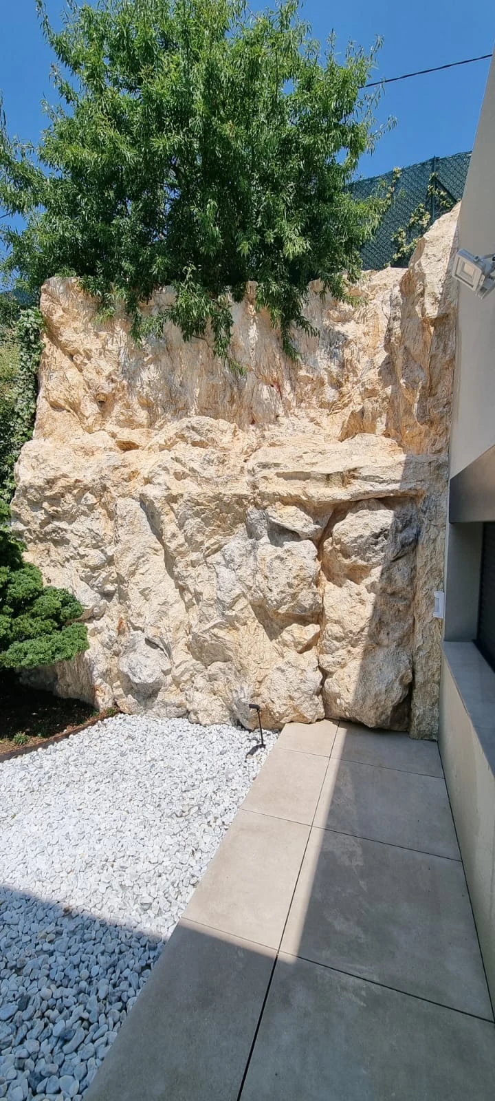 Mur décoratif en faux rochers – vue d'ensemble