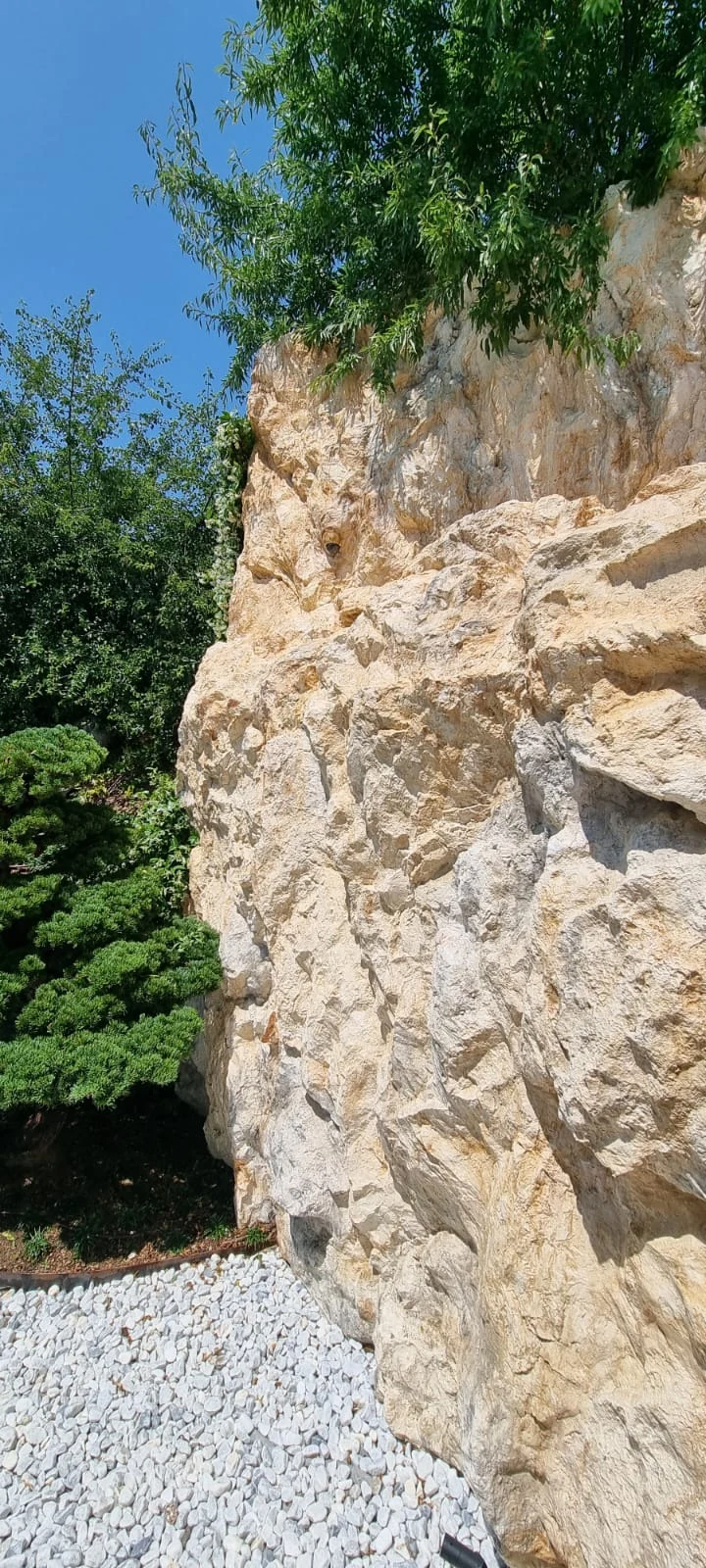 Mur en faux rochers – vue latérale avec galets blancs