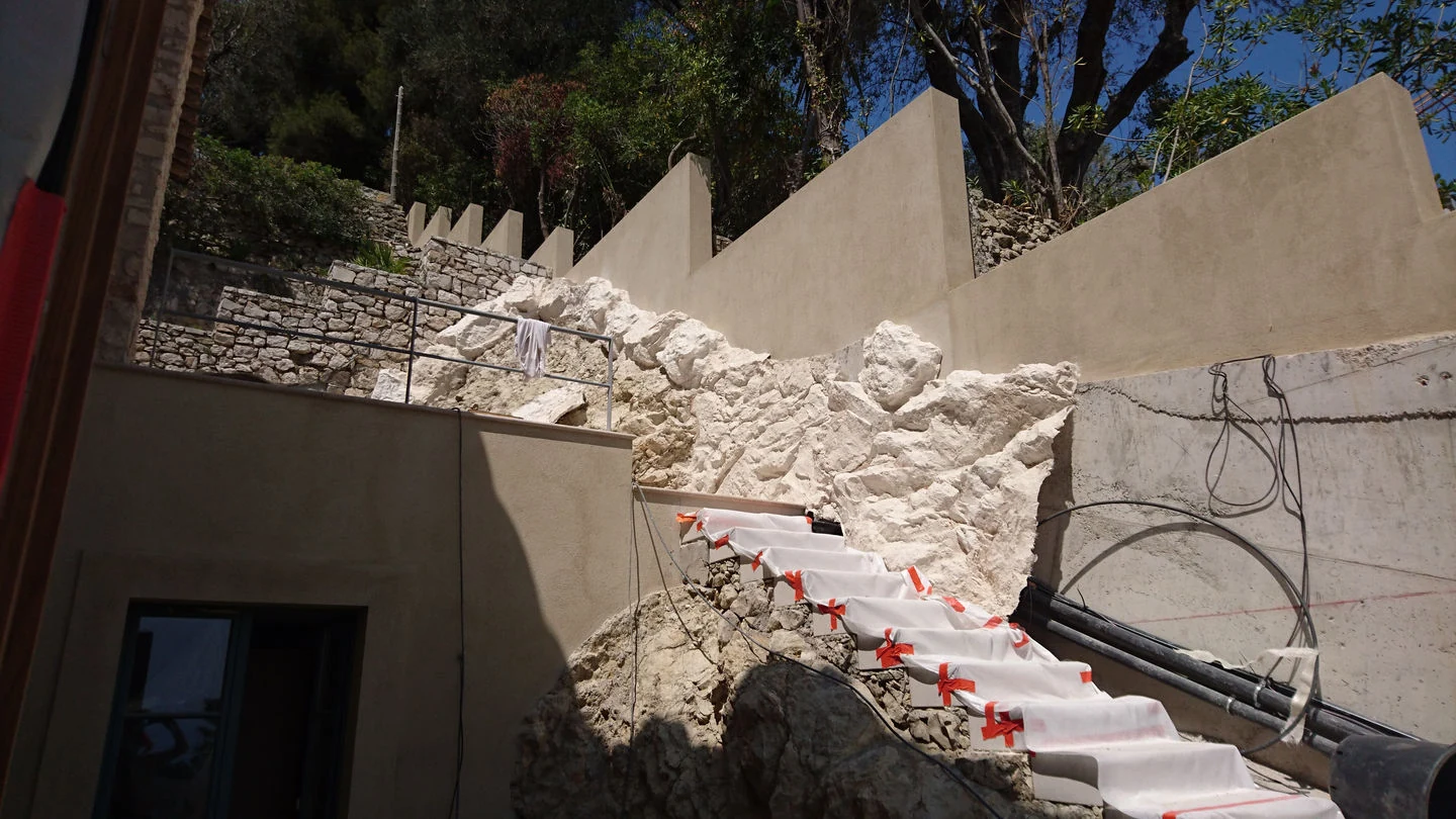 Rocher artificiel escalier – parement roche habillage facade rocher PACA