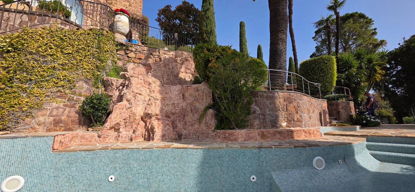 Cascade piscine rocher en faux rocher polyester – décor piscine naturel Théoule sur Mer