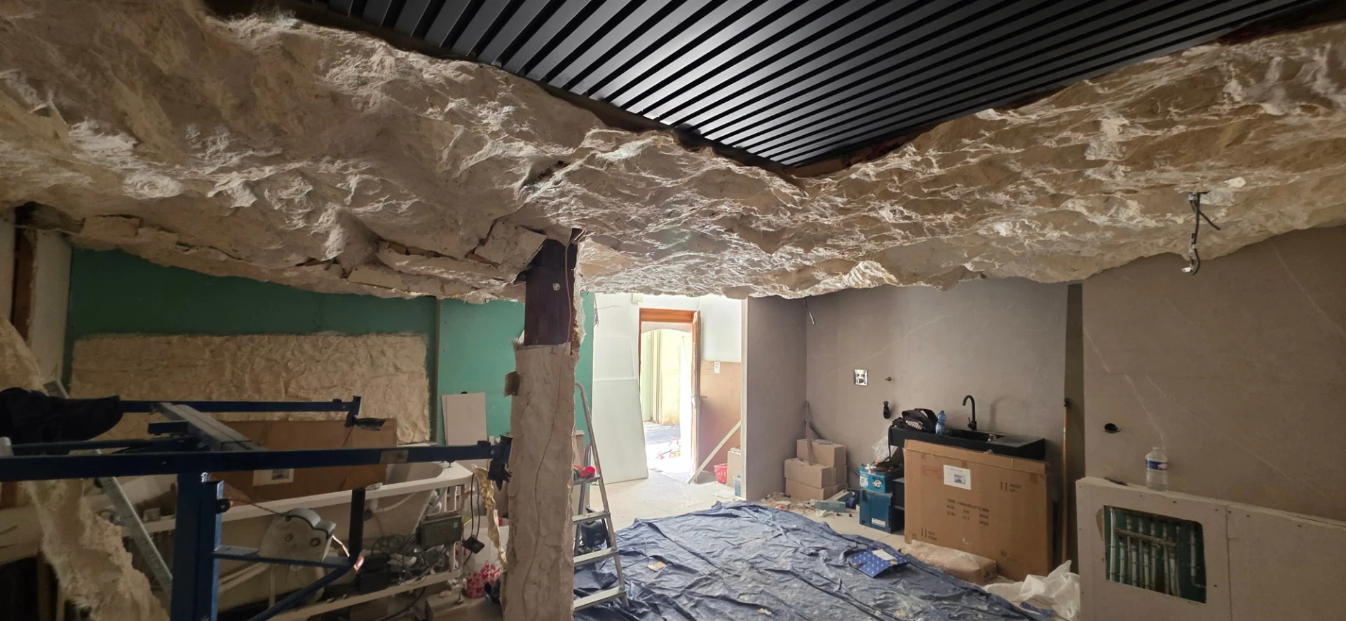 Chantier de décoration sur mesure – plafond en faux rochers sculptés et patinés dans un appartement transformé en grotte naturelle, Var