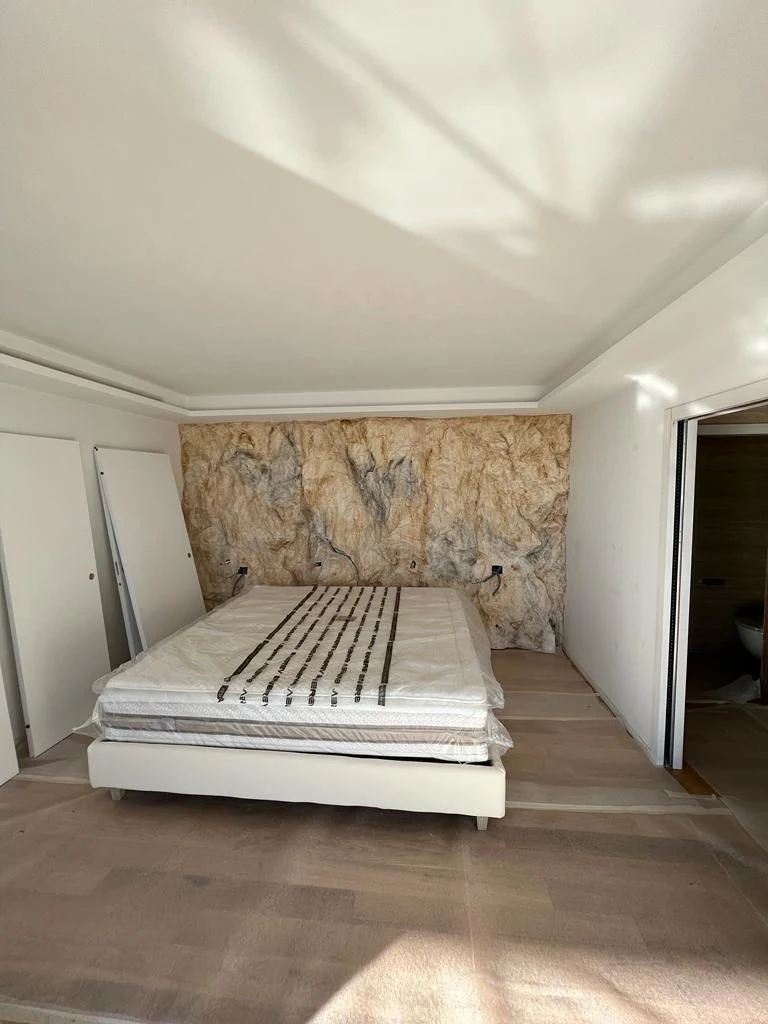 Faux rocher polyester tête de lit – décor roche naturelle vue latérale