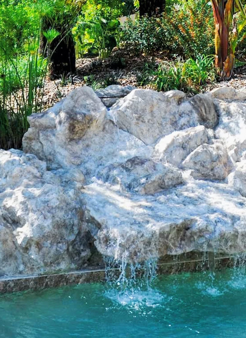 Cascade artificielle en faux rochers polyester décor roche naturelle