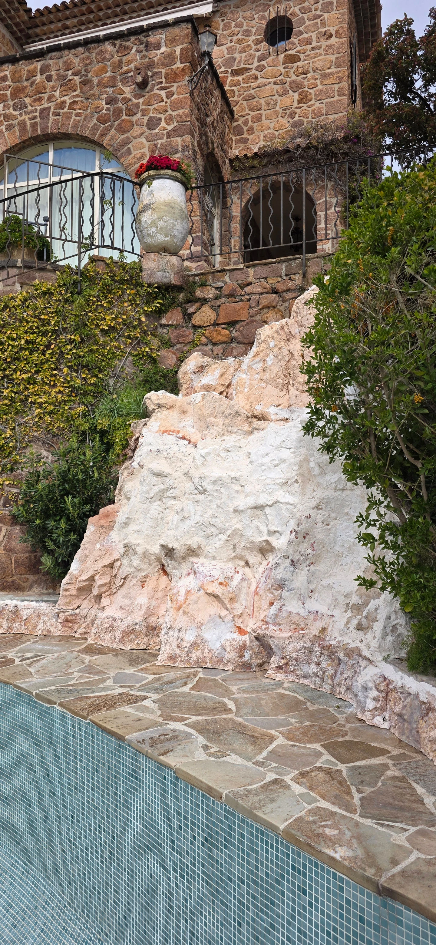 Cascade piscine polyester en cours de fabrication – rocher artificiel imitation roche